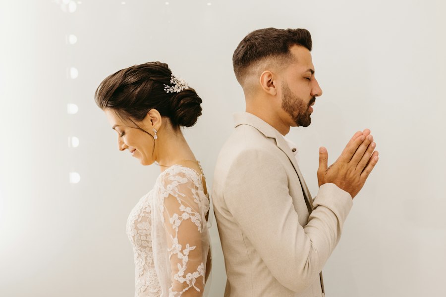 Photo godly marriage couple praying