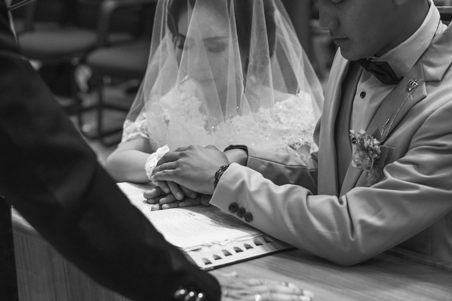 godly marriage couple praying